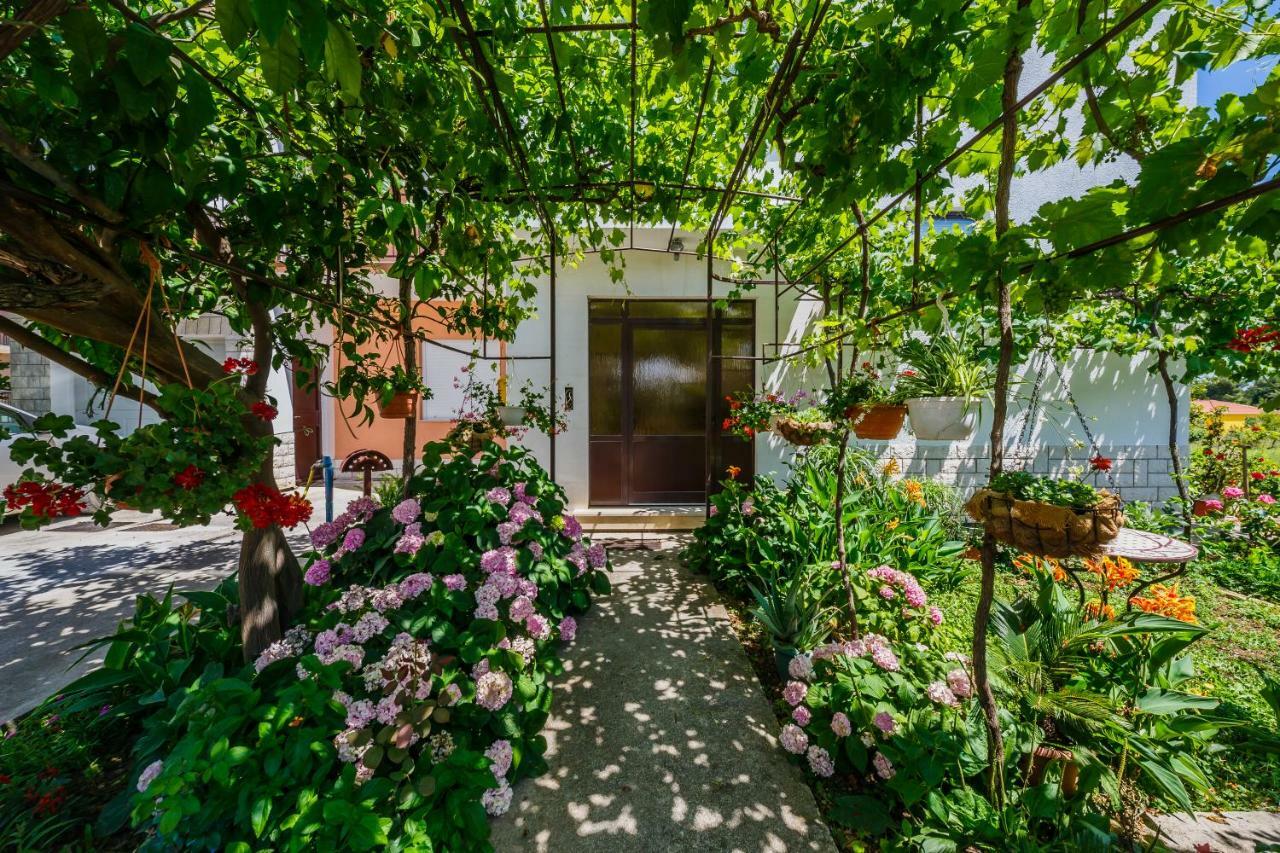 Apartments Mila Kaštela Екстериор снимка