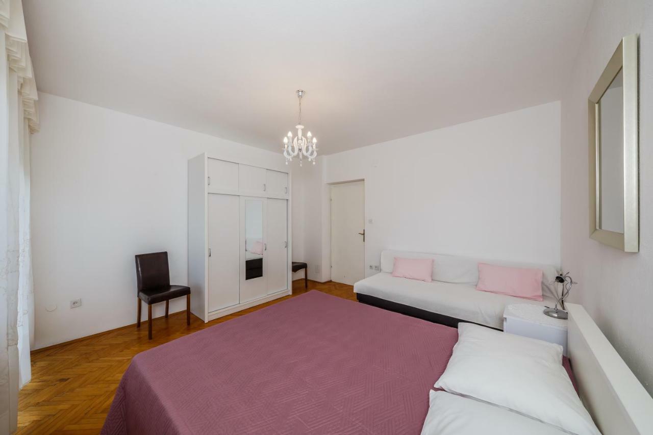 Apartments Mila Kaštela Стая снимка