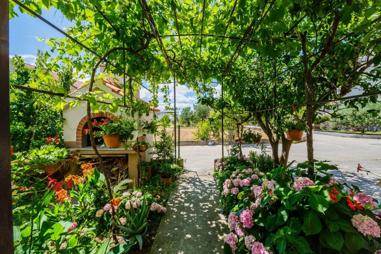 Apartments Mila Kaštela Екстериор снимка